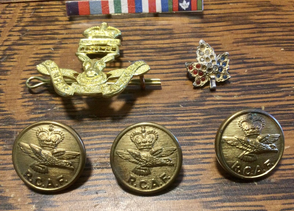 WW2 15th Alberta Light Horses Pin & RCAF Buttons
