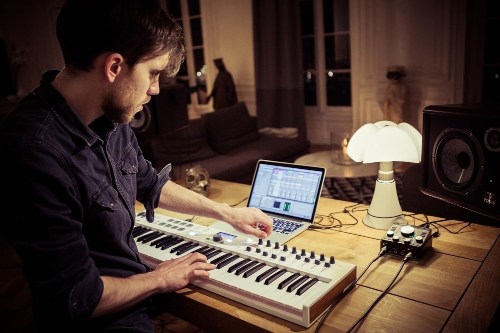 Arturia KeyLab Essential mk3 — 61 Key USB MIDI Keyboard Controller with Analo...