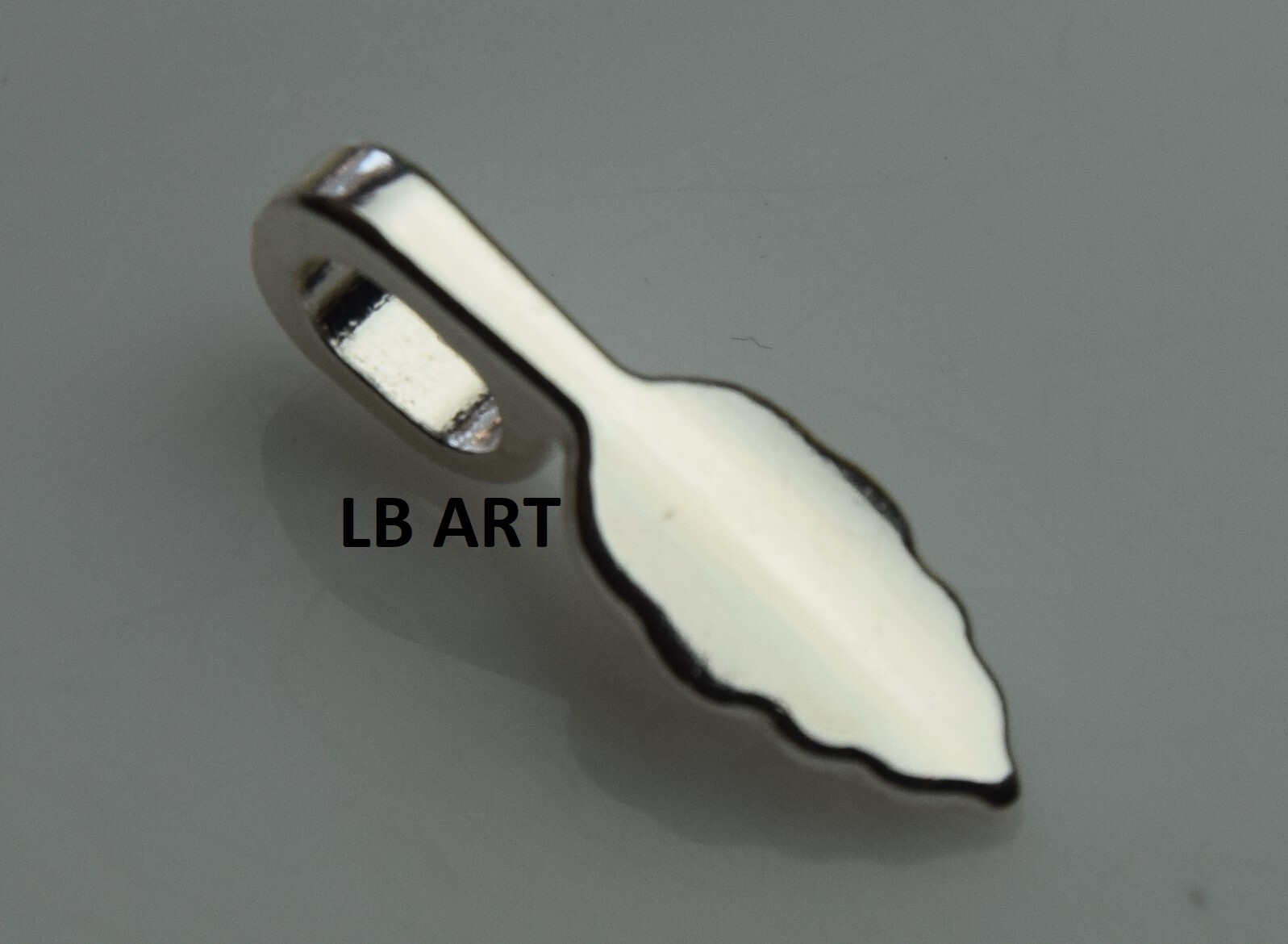 New Sealed pack of 25 AANRAKU Large Silver Plated Leaf Pendant Bails