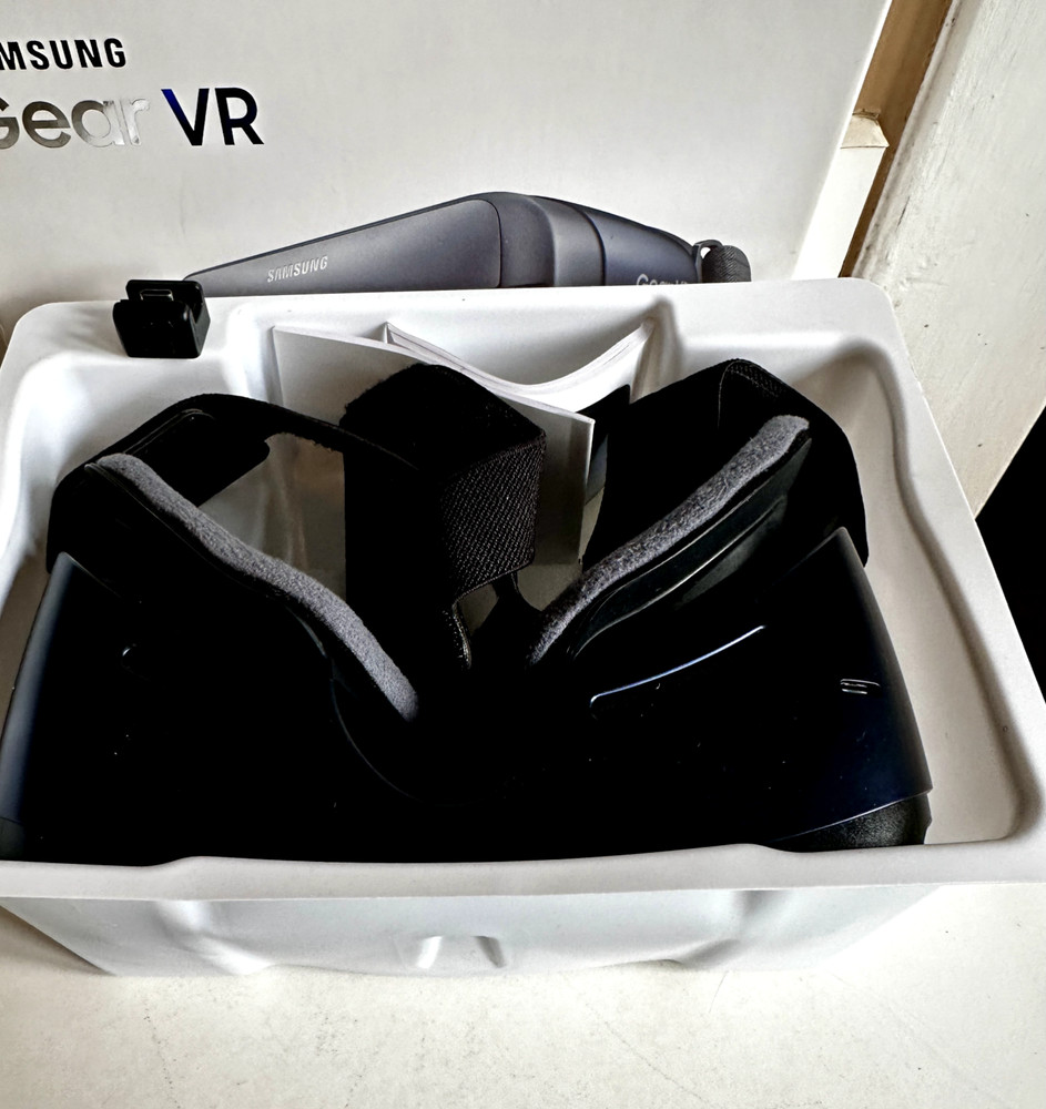 Samsung Gear VR Oculus Smartphone Headset Open Box Black