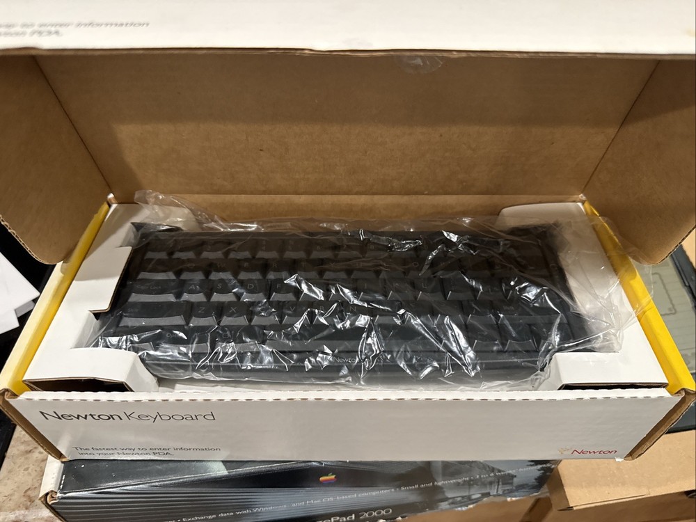 Newton/ Apple MessagePad 2000 Bundle