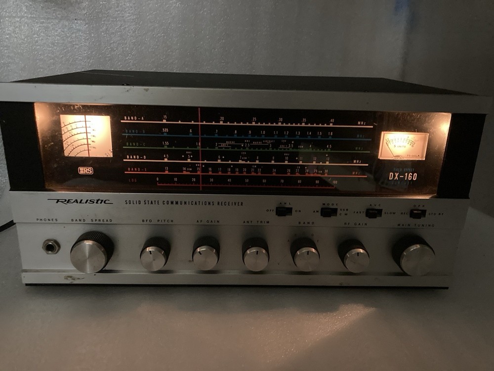 Realistic DX-160 Solid State Communications Receiver Powers On. READ