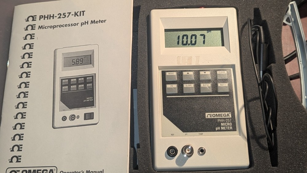 Omega PHH-257 Microprocessor PH Meter w Case & Probes READ CONDITION