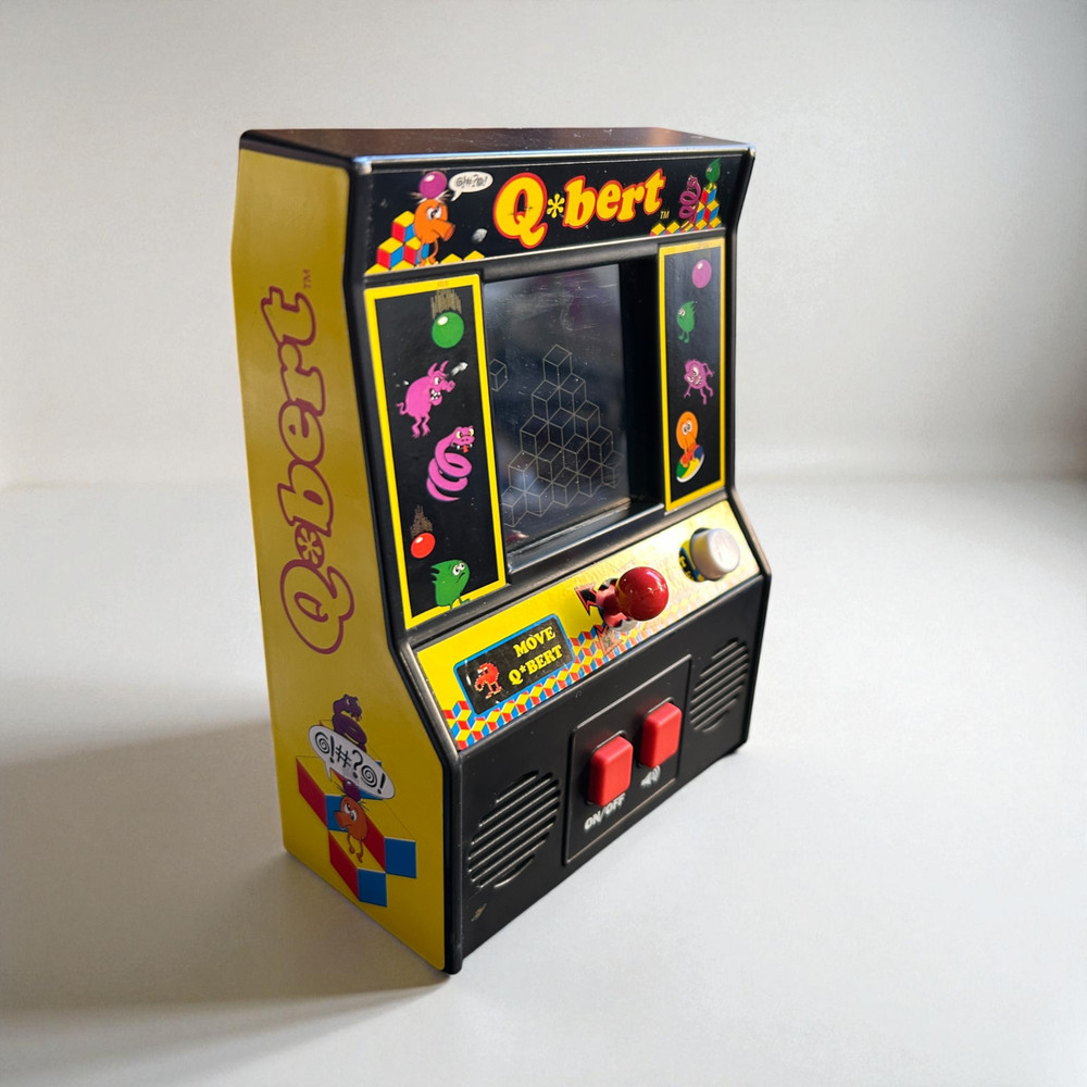 Q Bert By Basic Fun Arcade Classics - Retro Mini Arcade Game 2016 09549