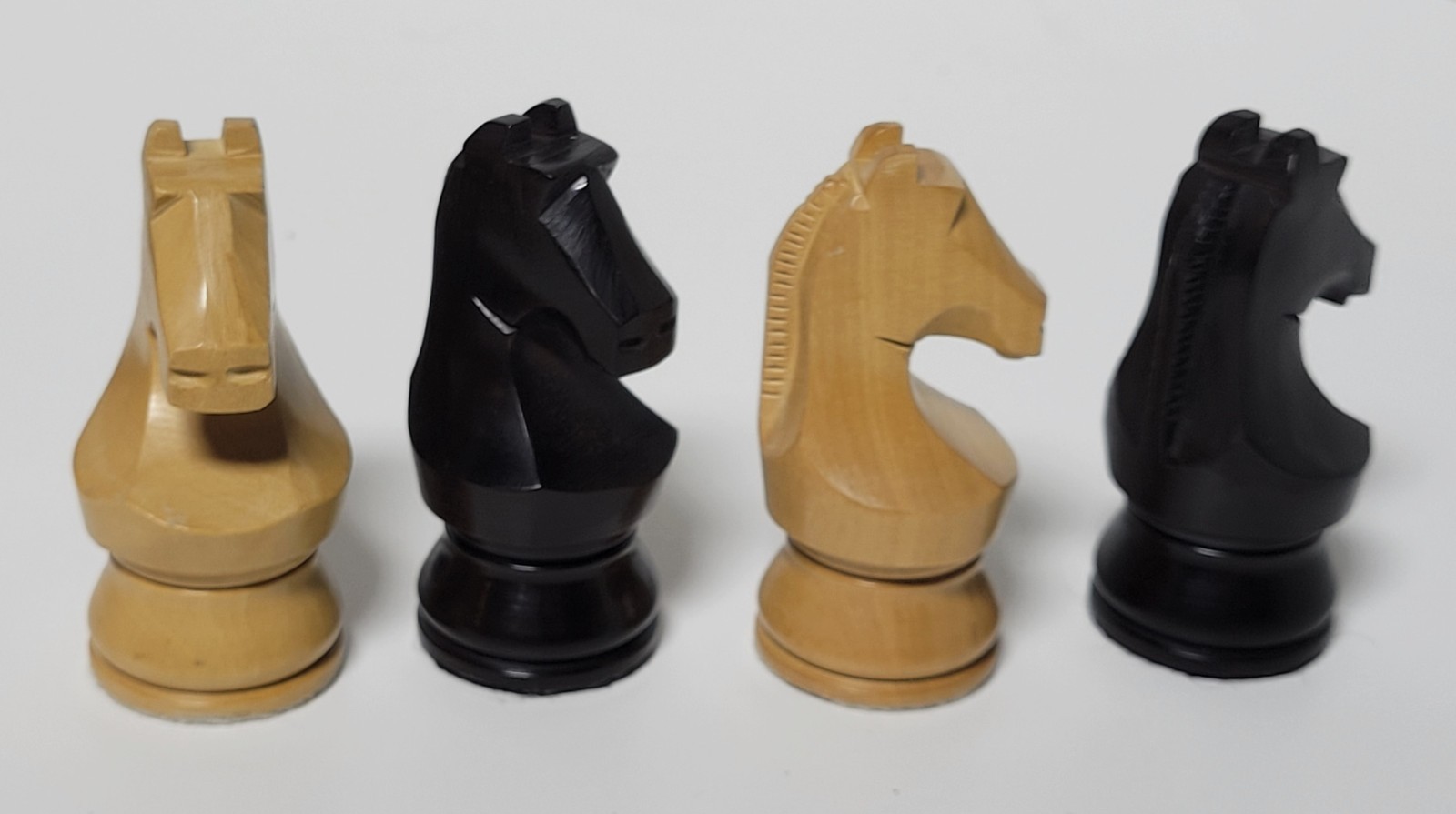 WORLD CHAMPIONSHIP STYLE CHESSMEN - 19 in. VINYL MAT - 4 QUEENS - K=3¾ in. (L07)