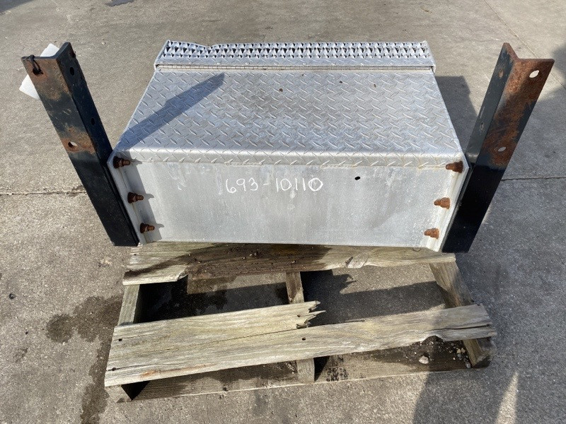 Peterbilt 379 Tool Box (693-10110)