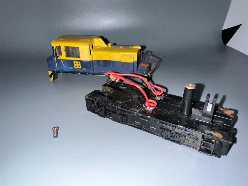 Ho Scale yugo switcher atsf 332 body only needs work