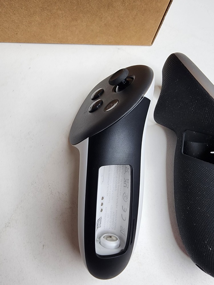 Meta Oculus Quest 3 VR Headset 128GB Headset W/ Controllers + Box