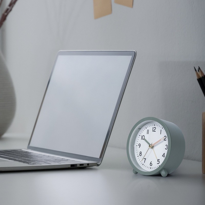 Analog Alarm Clock Battery Powered Snooze Function Quartz Movement W/ Backlight