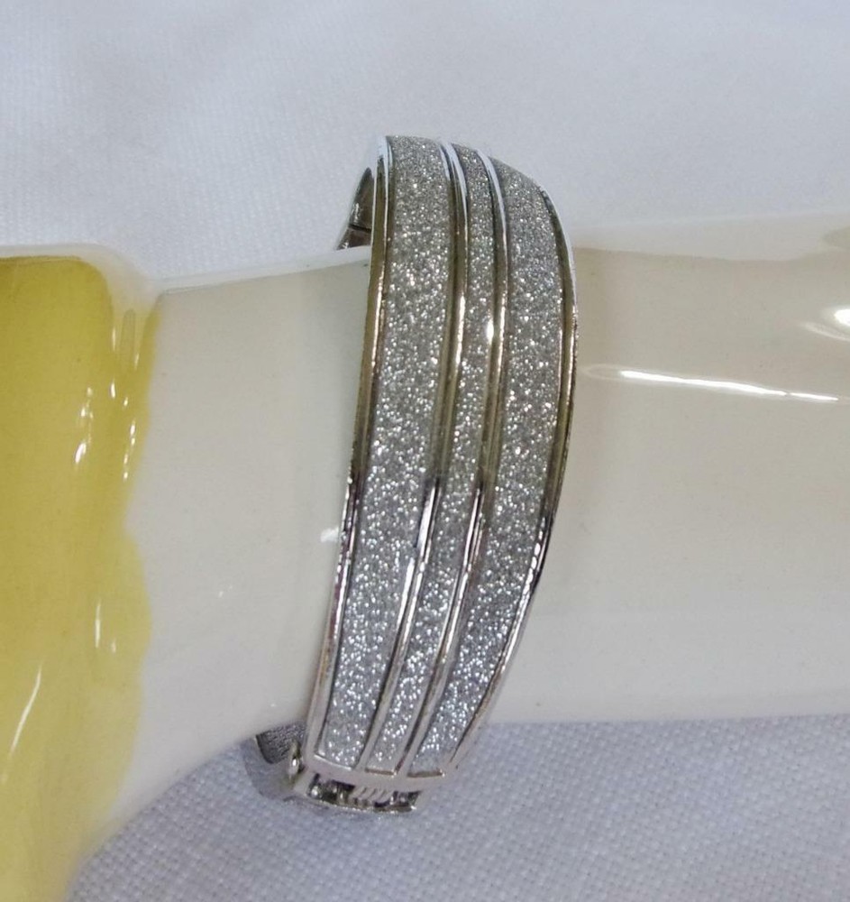 Sparkling Diamond Cut Silver Tone Oval Hinged Bracelet