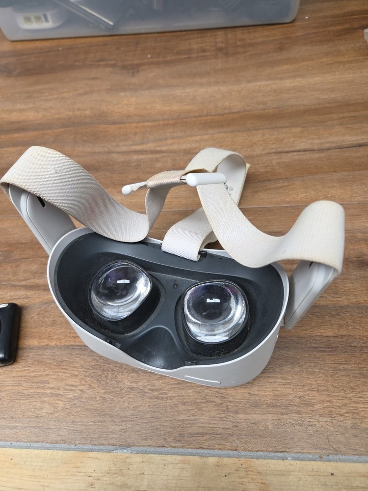 Meta Oculus Quest 2 Advanced All-In-one VR READ