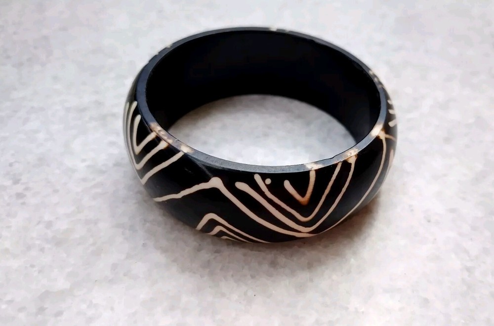 Вig beautiful vintage black plastic bracelet