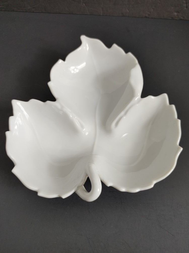 VTG WHITE PORCELAIN MAPLE LEAF SHAPE CANDY DISH TRINKET DISH