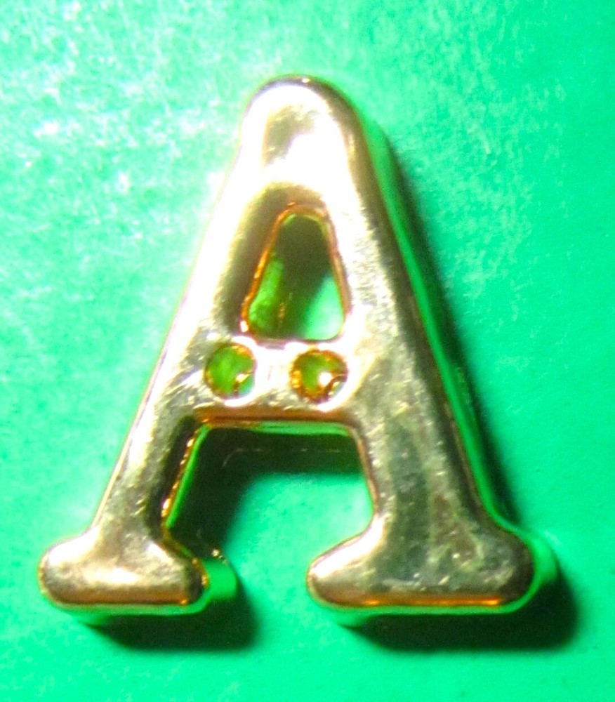 (1) 3/4" ALPHABET INITIAL A INITIAL GOLD PLASTIC 2-HOLE NOVELTY BUTTON-6/9