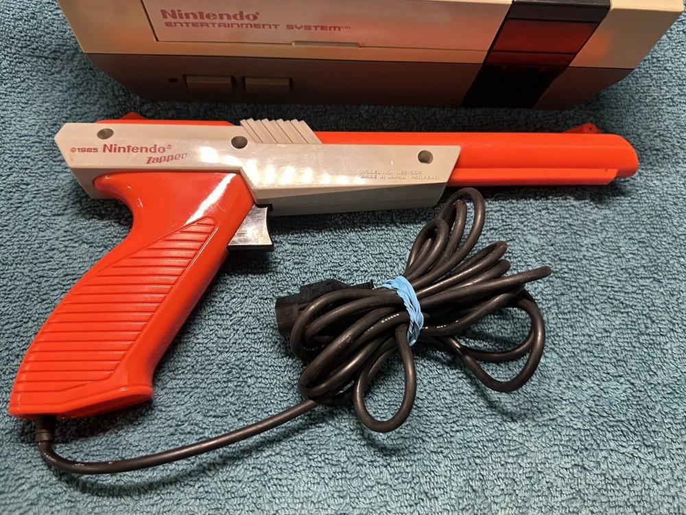 Nintendo NES System Mario Games 2 Controllers Zapper Cords Tested