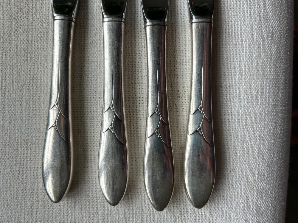 Oneida Community Lady Hamilton 8 Dinner Knives 9 3/8"