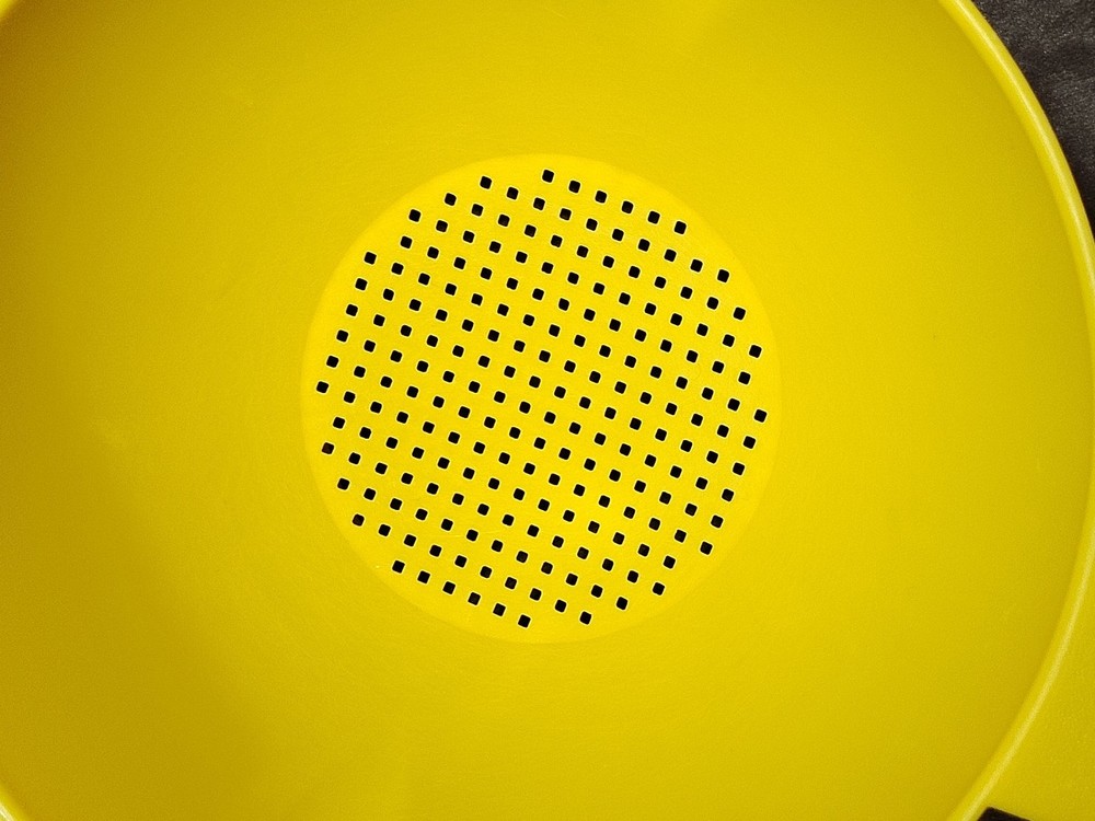 Vintage Tupperware #1200 1Qt & #1523 2Qt Colanders Strainers YELLOW