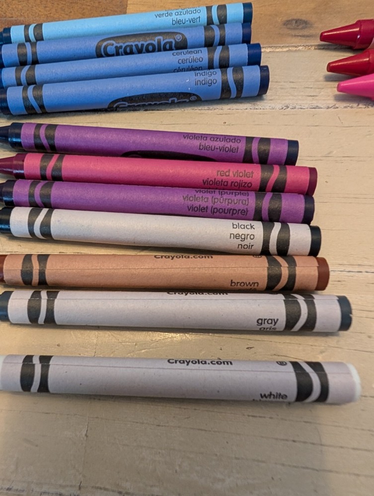 2023 Crayola 24 Count Box Crayons - MINT