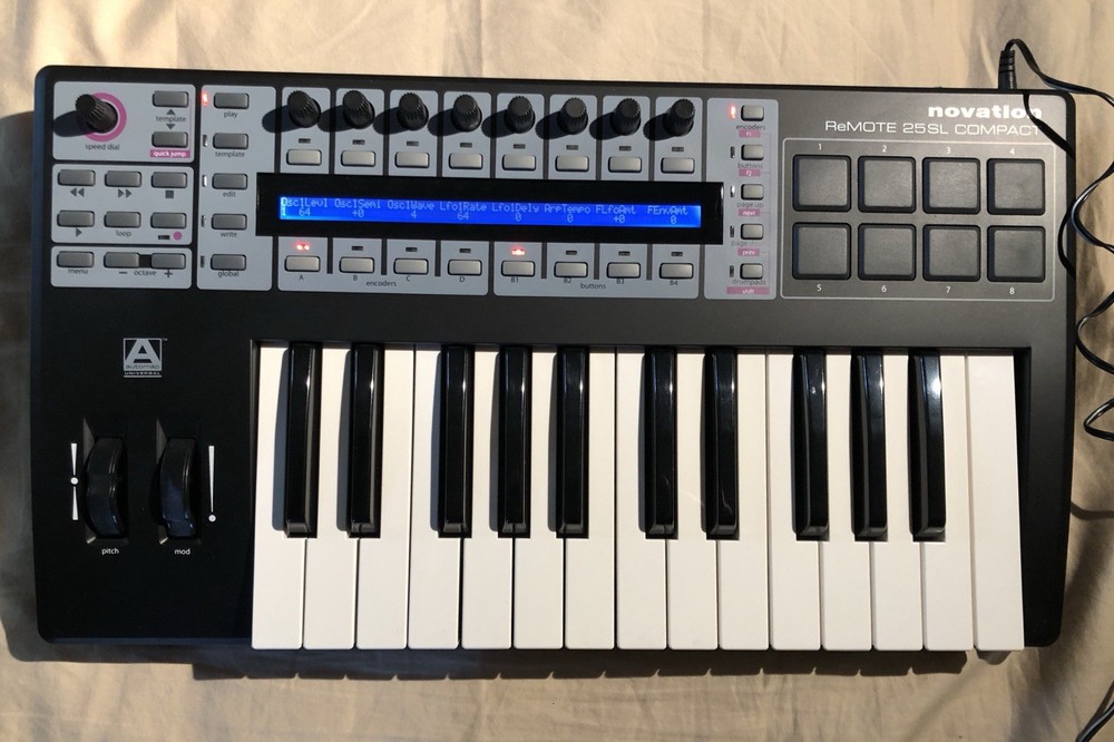 Novation Remote 25SL Compact Midi Controller Keyboard w/ Power Supply - mint