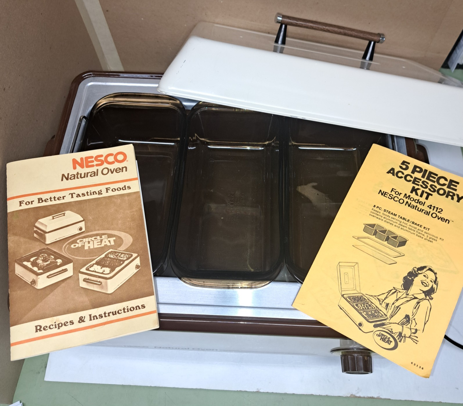 Vintage NESCO Natural Roaster Oven 12-Qt Mod4112 w/ 5-Piece Accessory Pyrex Rare