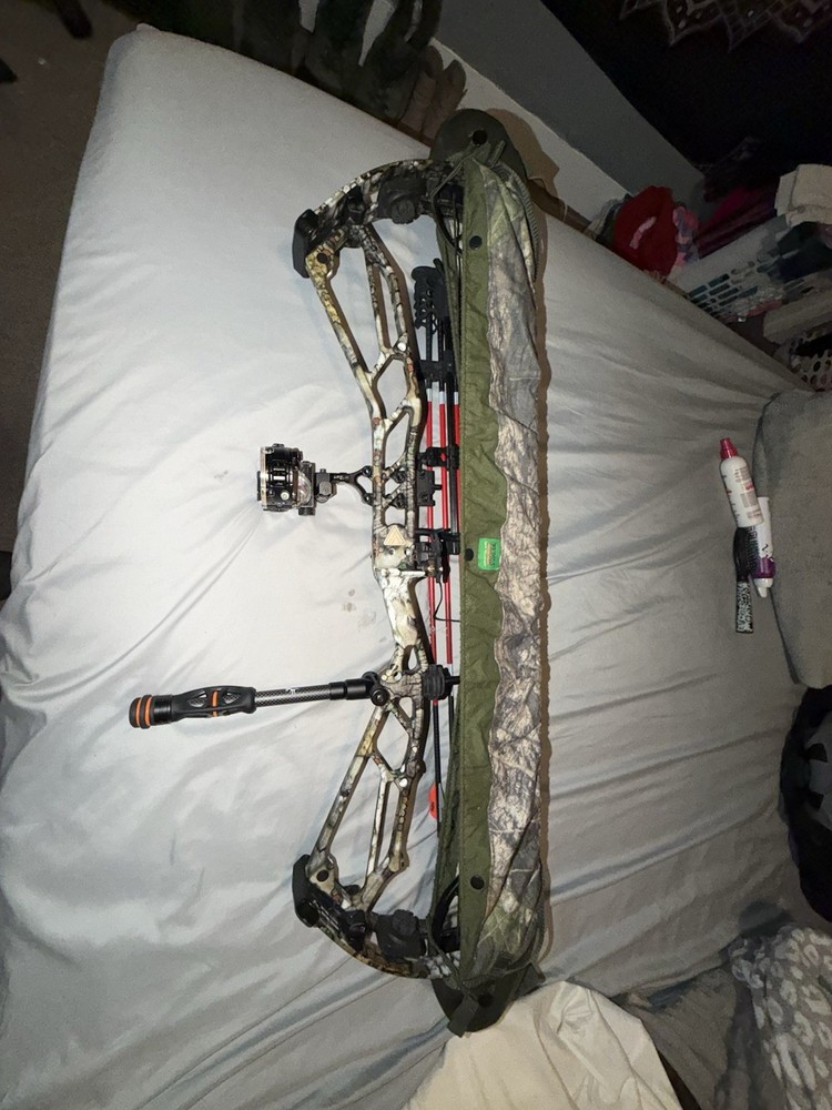 Athens Vista 35 Right Hand Compound Bow Loaded