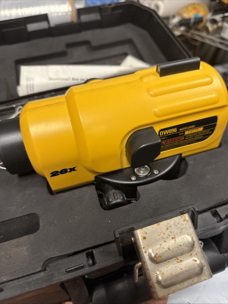 Dewalt DW096 Automatic Level, 26x Magnification, Type 1, w/original Storage Case