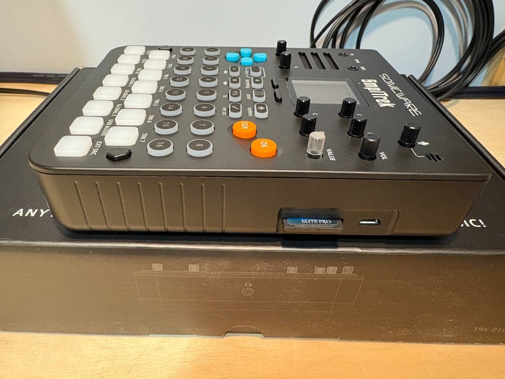 Sonicware SmplTrek Portable Production Sampler & Decksaver