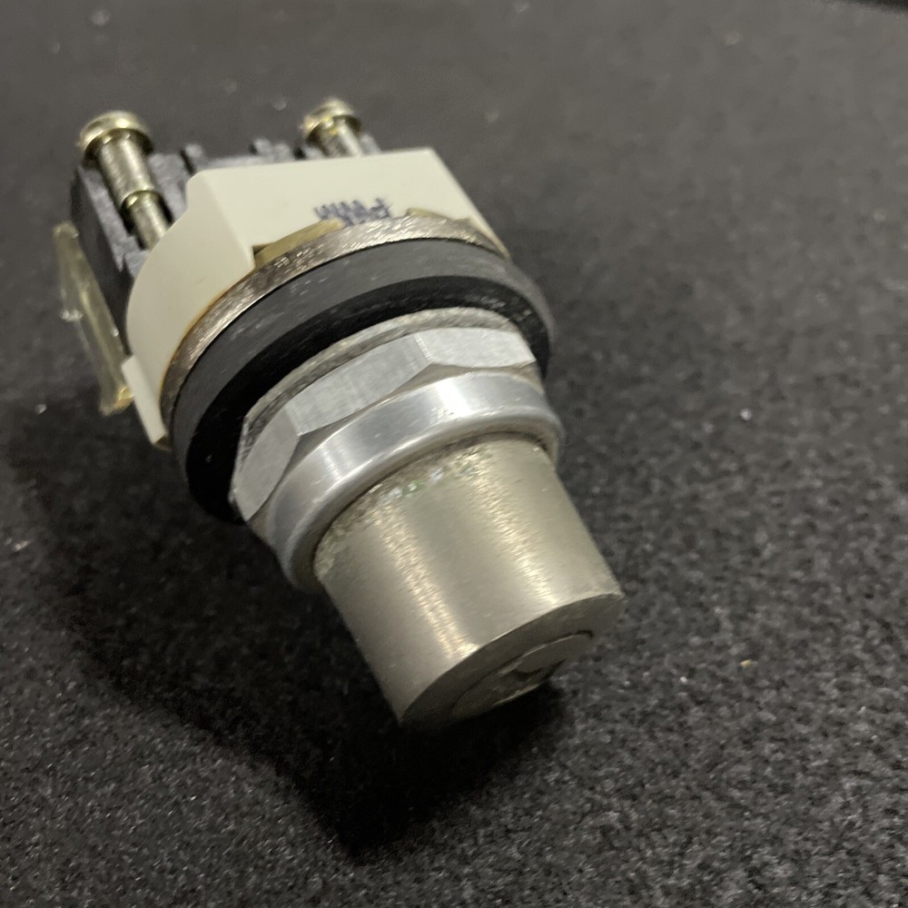 Allen-Bradley 800T-H42 Keyed Selector Switch (st747)