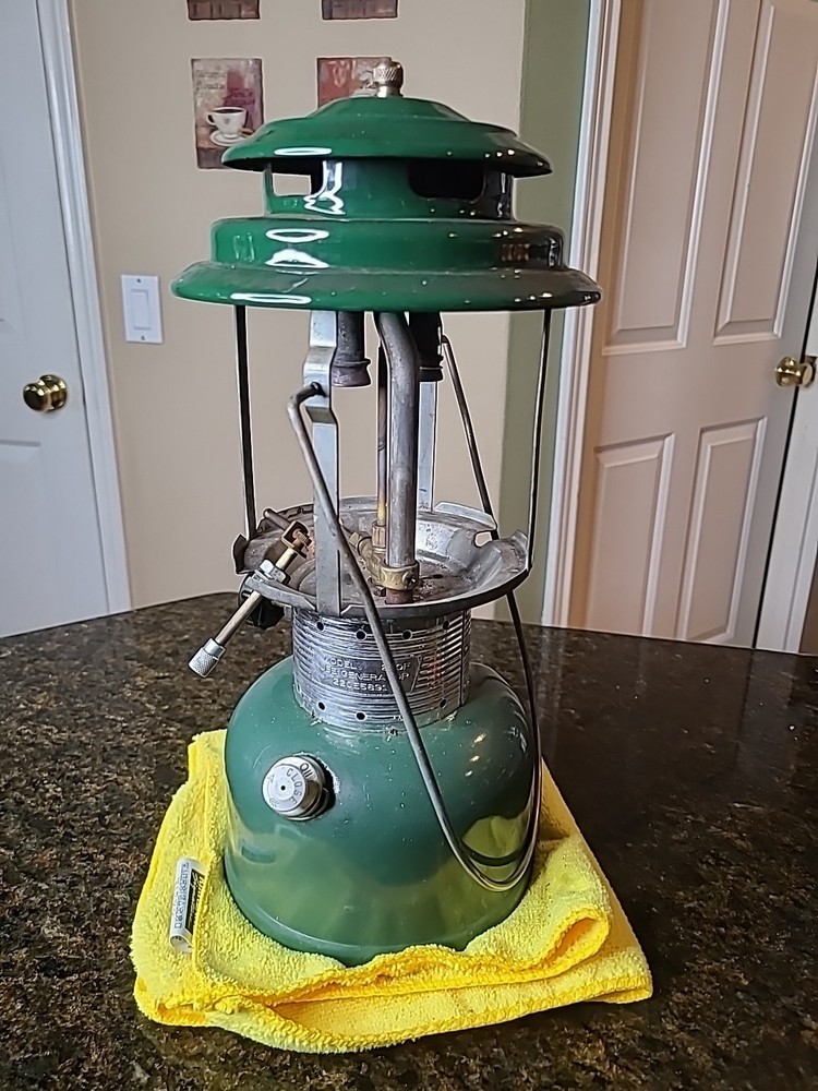 1972 Coleman Lantern Model 220F NEEDS A GLOBE Works!