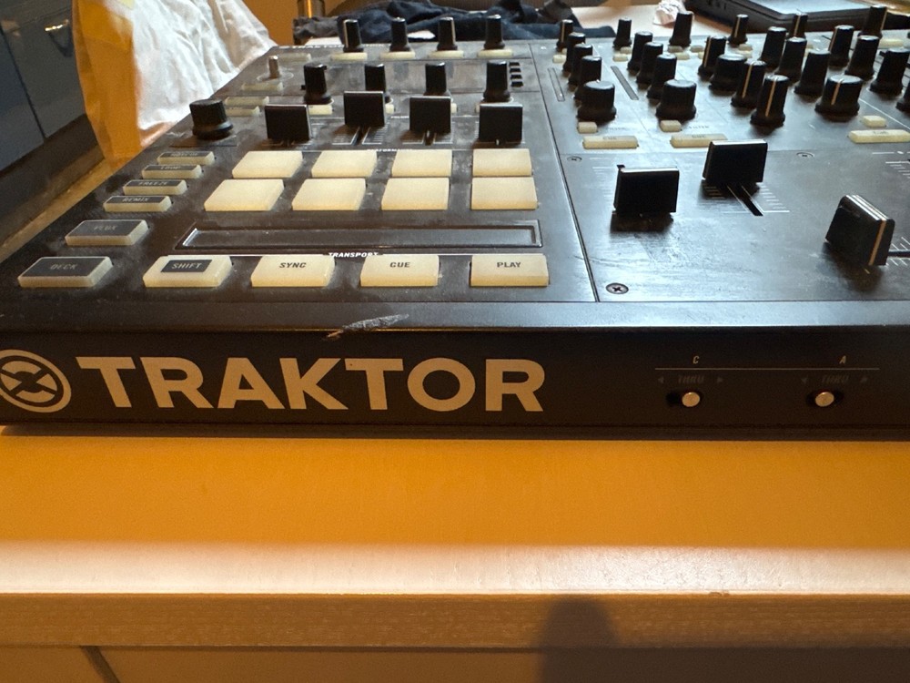 Native Instruments Traktor Kontrol S8 DJ Controller