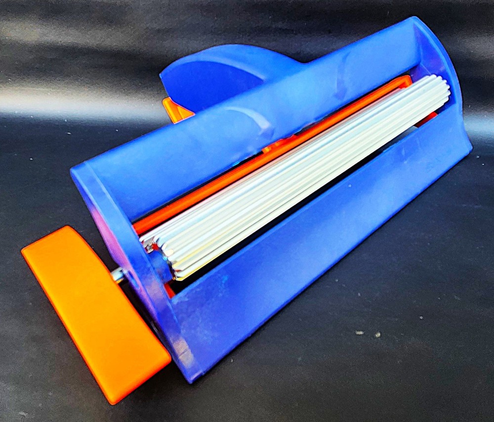 FISKARS Wavy Paper Caper Crimper Tool w/ 6.5" Texture Roller (EUC)