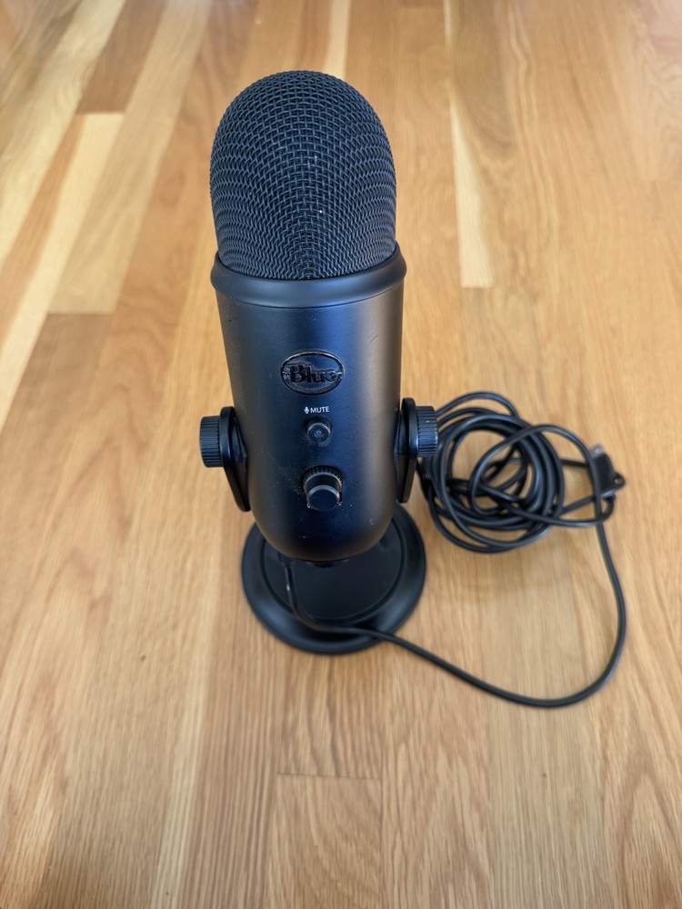 Blue USB microphone with Gain, headphone Jack, mute, Volume, And Pattern