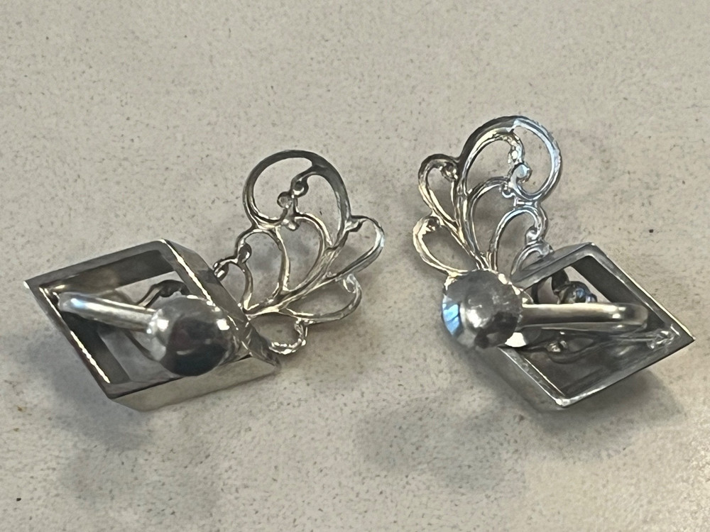 Vtg Silver Tone Screw Back Earrings Open Work Leaf Feather Set