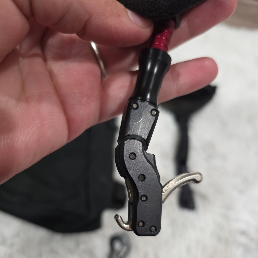 Tru-Fire Hard Core Buckle Archery Release. Black/Red.