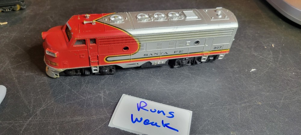 2D HO Train Engine Locomotive **RUNS WEAK** SANTA FE 307