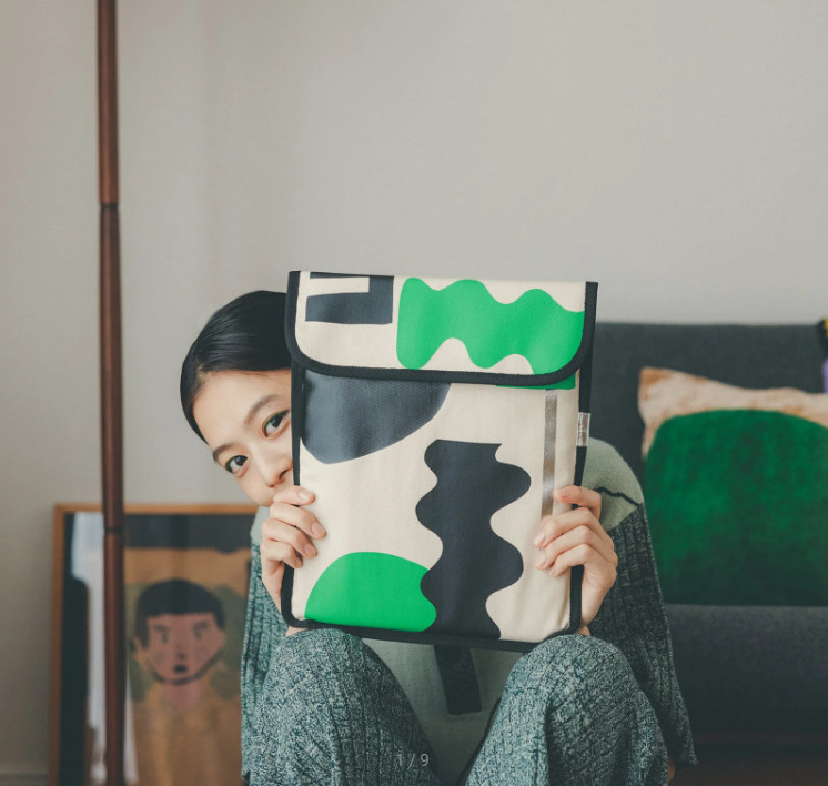 PAMM: Generous Interior Laptop Case