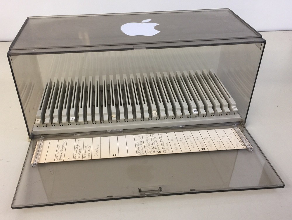 Apple MediaMate DiscFinder 25 CD Floppy Disk File Contaner
