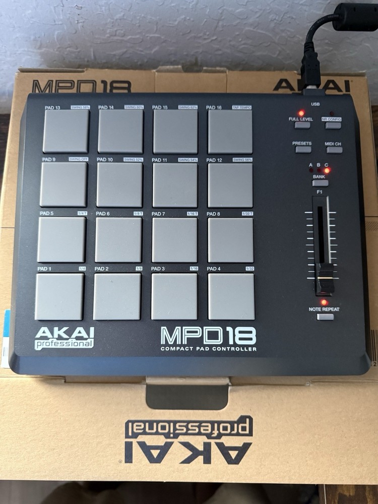 Akai MPD18 USB MIDI Pad Controller 16 MPC Pads w/ Software Disc Tested