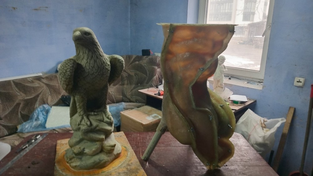 Polyurethane flexible mold with a plastic frame "The eagle looks to the left"