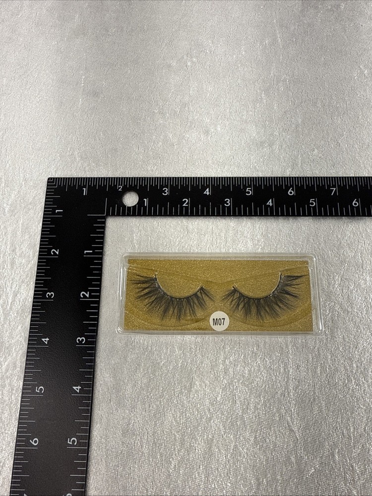 false eyelashes #M07