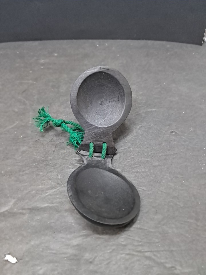 ❤️2  BLACK PLASTIC CASTANETS