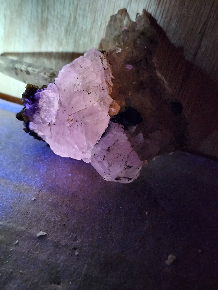 Quartz, Siderite, Fluorescent Apatite, Peru