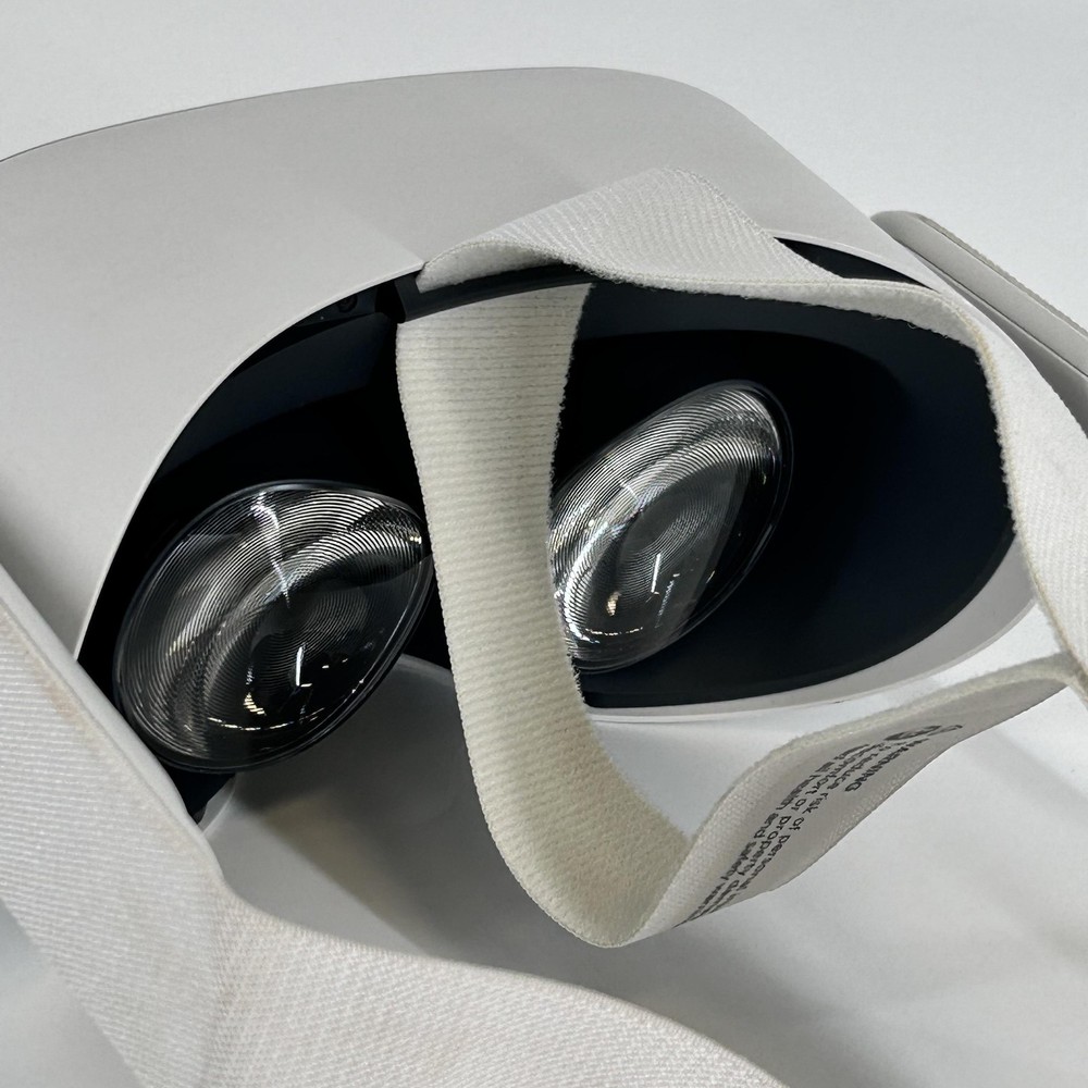 Meta Quest 2 VR Headset 128GB w/ Charger/Controllers/Regular Strap - Good