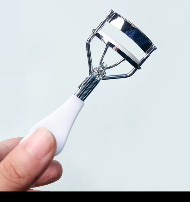 The Eyelash Curler