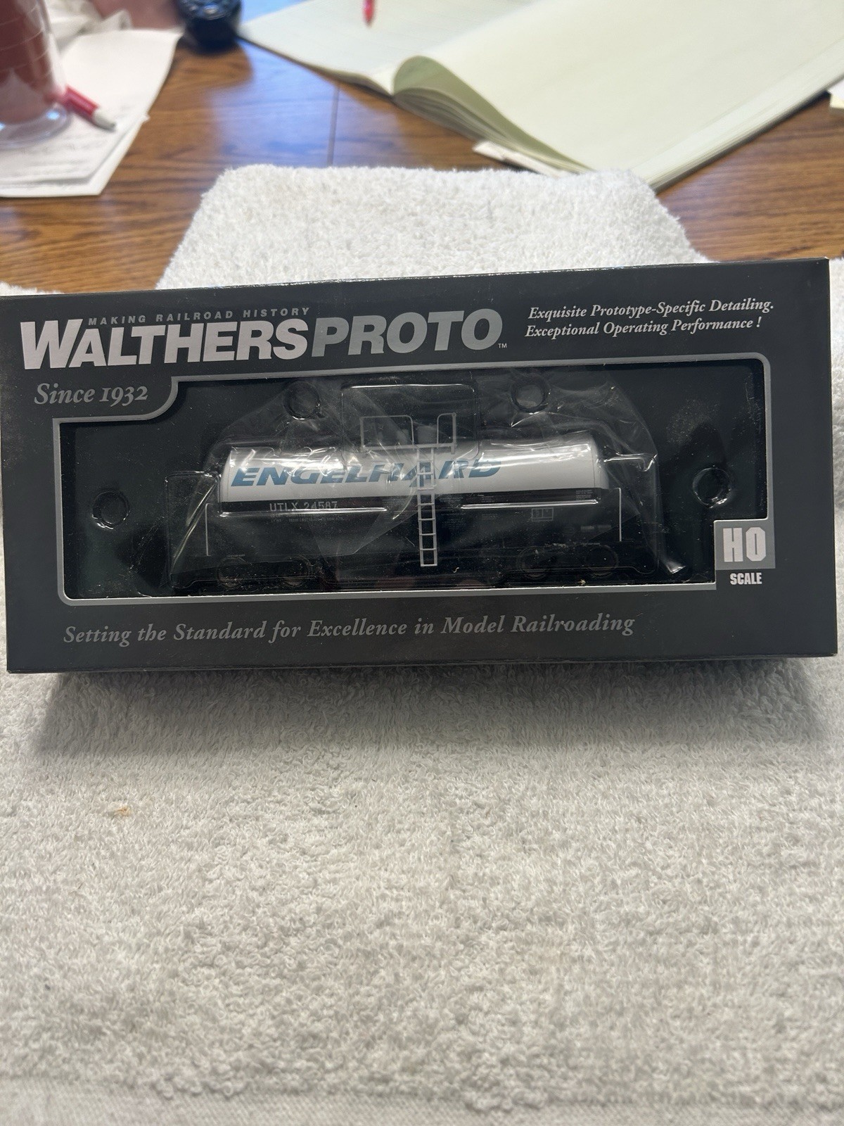 Walters Proto 40’UTLX 16,000 Gallon Funnel Flow Tank Car Engelhard #24587 HO