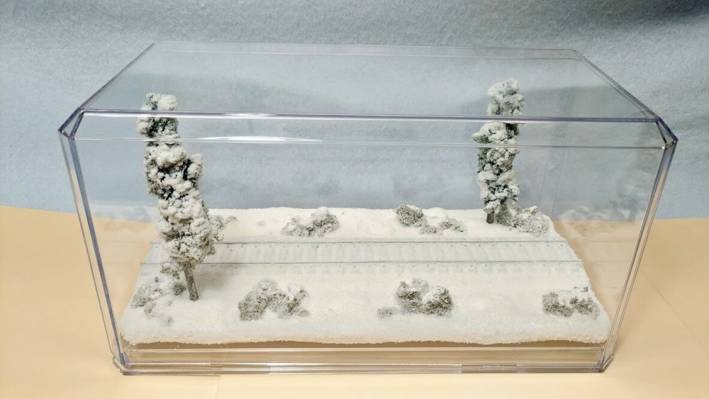 HO SCALE  9" SINGLE TRACK  DISPLAY CASE-WINTER SCENE- FOR ANY HO TRAIN