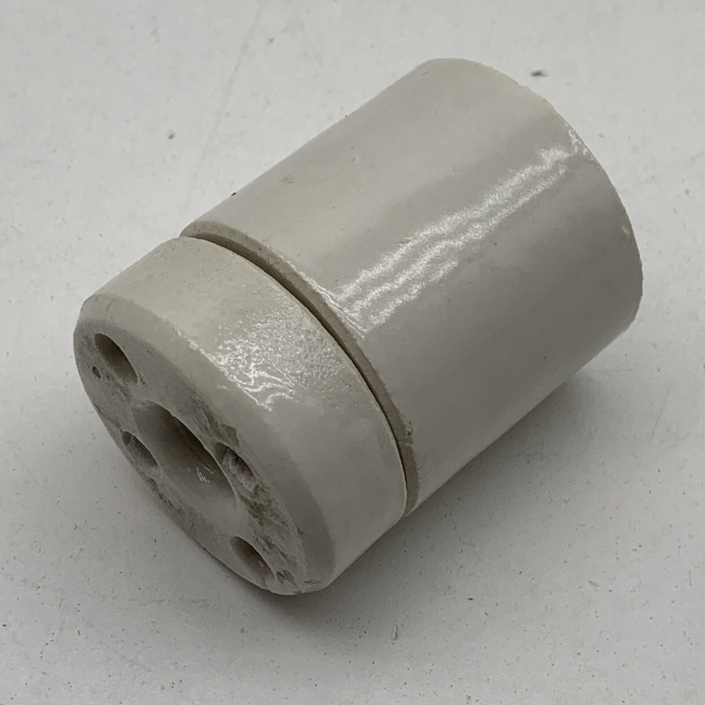 Leviton No. 30 Two Piece Keyless Lampholder Light Socket E26 Medium Base