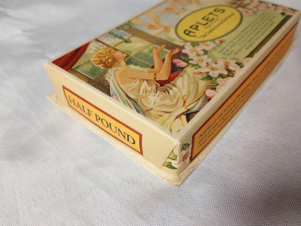 ---Vintage “Aplets” Liberty Orchards Co fruit candy box