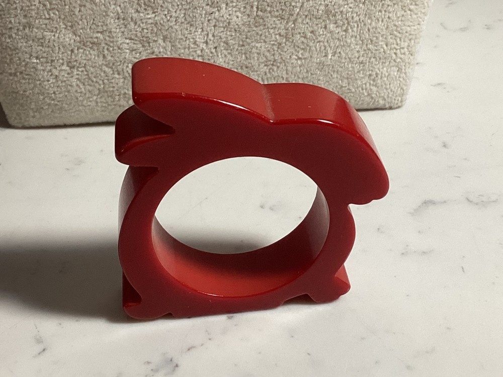 VINTAGE AUTHENTIC RUBY RED BAKELITE RABBIT NAPKIN RING MUST SEE NO RESERVE WOW