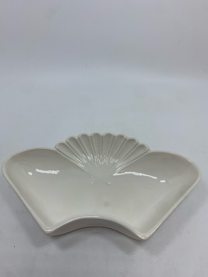 WHITE SCALLOPED SERVING DISH/TRINKET.